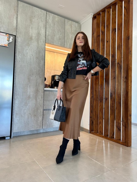 Look con falda satinada y chaqueta de cuero