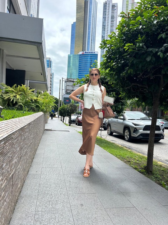Look con falda midi y blusa blanca en la ciudad