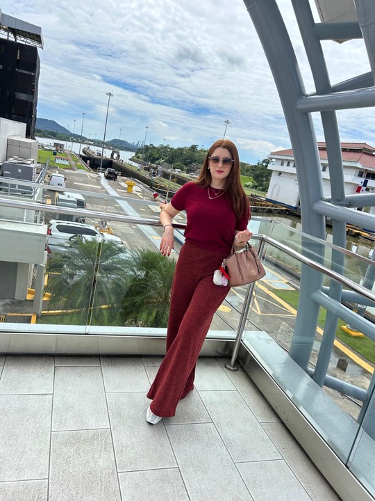 Look monocromático burdeo