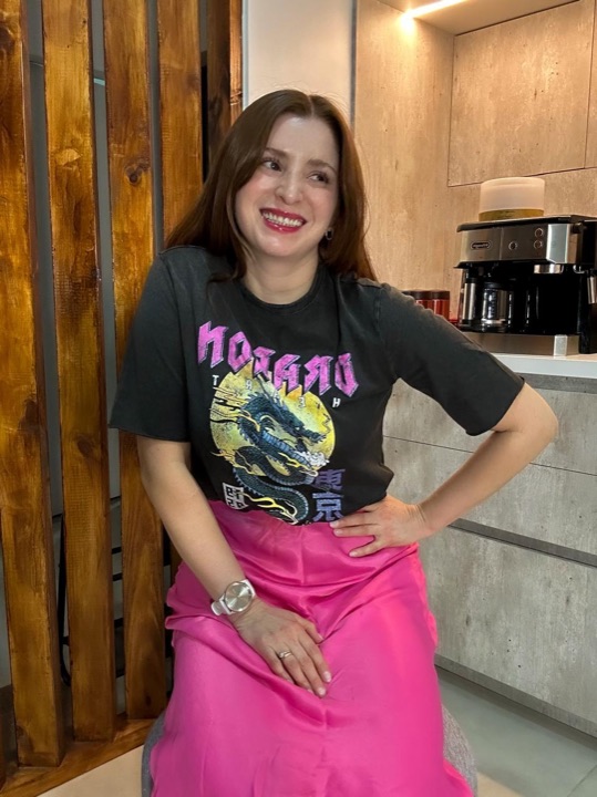 Look con polera gráfica y falda rosada