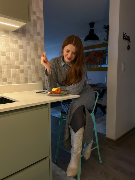 Look relajado en casa con botas blancas
