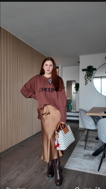 Look con camisa a cuadros roja y jeans anchos